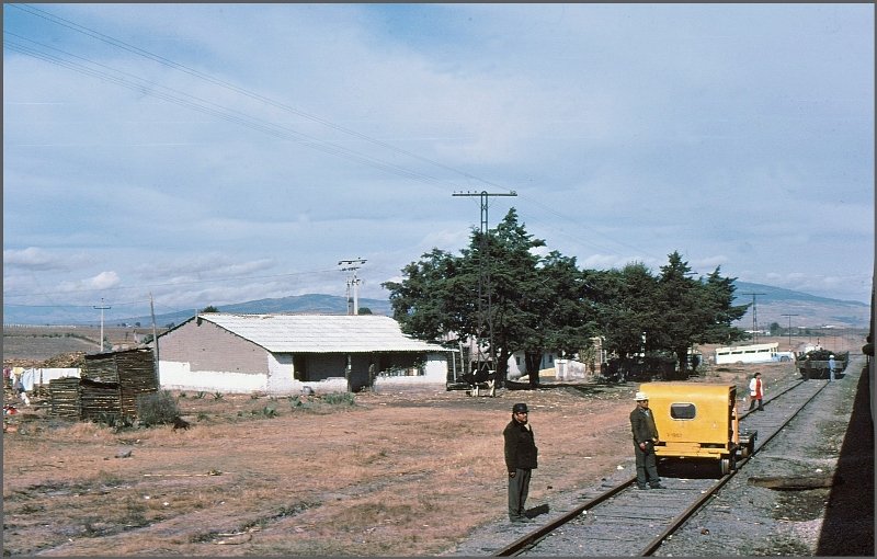 Der Gleisunterhalt macht Platz fr unseren Zug. (Archiv 02/77)