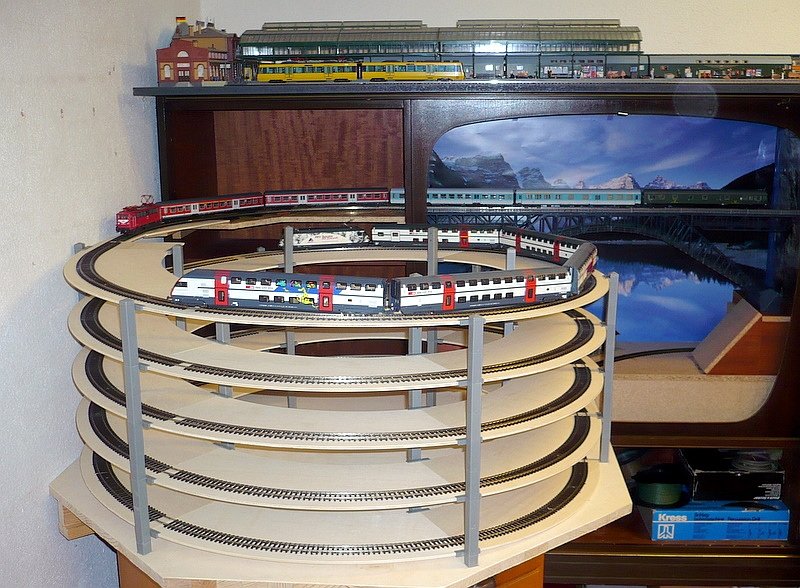 Der Gleiswendel mit 4,5 Umdrehungen wurde mit einen Noch-Bausatz 53004 und drei 53104 gebaut und berwindet eine Hhe von 39 cm, Steigung 3,3% (Alte Strecke 5%), Gleisradius 437 mm. Ob er offen bleibt oder eine abnehmbare Verkleidung bekommt ist noch nicht entschieden (Juni 2008).