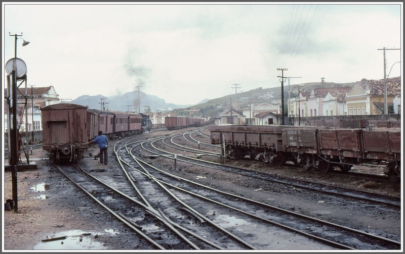 Der GmP nach Antonio Carlos wird zusammengestellt im Bahnhof von Sao Joao del Rei. (Archiv 03/1979)