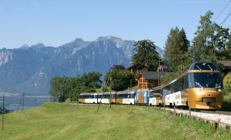 Der Golden Panoramic Express 3118 kurz vor Les Avants am 17. August 2009