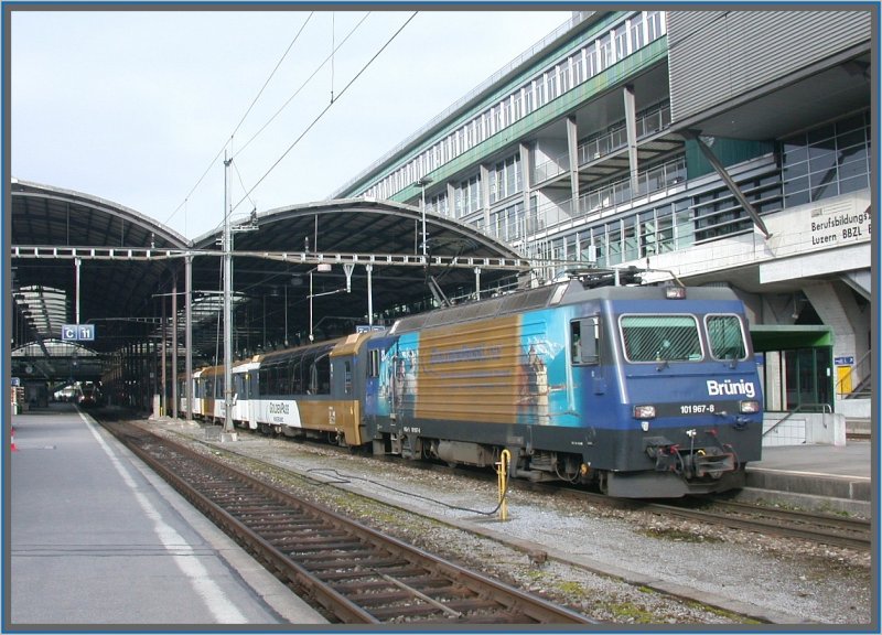 Der Golden Pass Express nach Interlaken Ost verlsst Luzern. Zuglok istdie HGe 101 967-8. (10.11.2006)