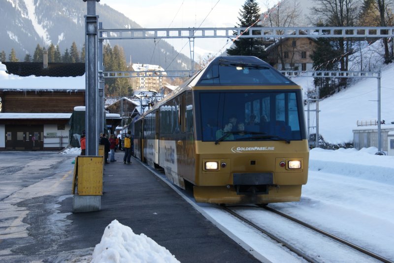 Der Golden Pass Panoramic steht am 21.12.08 abfahrtsbereit in Gstaad.