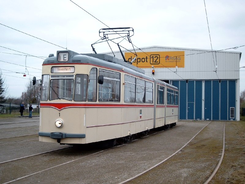 Der Gotha-Gelenk-Triebwagen, Nr. 1 steht zur Nikolaus-Fahrt bereit.
Rostock (15.12.2007)