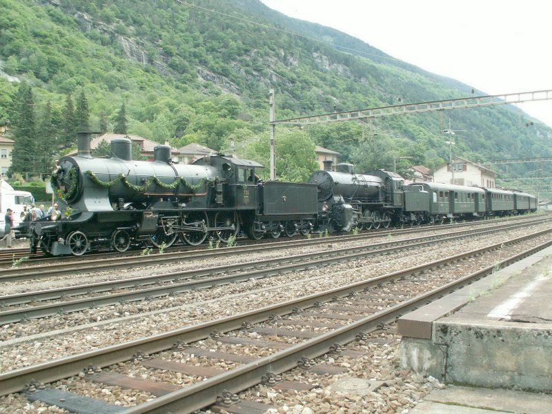 Der Gotthard Jubilumszug mit Vorspannlok A 3/5 705 und C 5/6 2978 beim Zwischenhalt in Lavorgo.Hier gab es auch noch eine Zugkreuzung mit einem Dampfsonderzug aus Deutschland mit 50 3673 und eine berholung durch den TEE  Gottardo  Lavorgo 02.06.07
