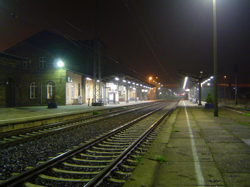 Der Greifswalder Hauptbahnhof in Großaufnahme. Links im Bild ist das Empfangsgebäude zu erkennen und daran schließen sich dann von links aus gesehen Gleis 1, 2 und 4 an, wobei sich Gleis 4 ganz rechts im Bild befindet. (3.10.03)