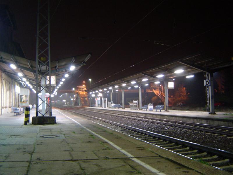Der Greifswalder Hauptbahnhof in einer Nachtaufnahme vom 3.10.03. Das Bild wurde von Gleis 1 aus aufgenommen.