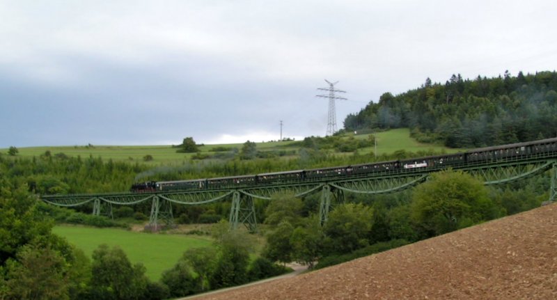 Der gr��te Teil des Biesenbach Viadukts ist geschafft. Der Zug f�hrt von Epfenhofen in Richtung Zollhaus-Blumberg. 19.08.06