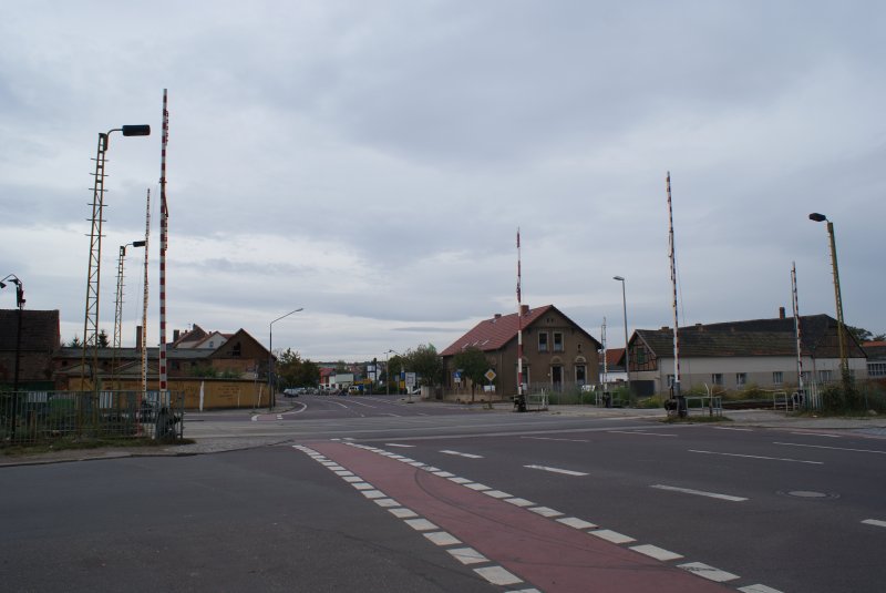 Der gro�e Bahn�bergang am Klinggraben/Hagenstra�e in Haldensleben.03.10.2009
Ein Teil dieses Bahn�berganges ist in dem Buch 1000 Lokomotiven,auf der Seite 115 verewigt.