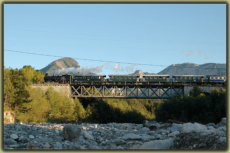 Der groe Suchartschgraben Teil 3: Bei der letzten Fahrt am 31.8.2006 im Rahmen des Karawankendampfes befindet sich NbiK 93.1332 mit ihrem Sdz R 16466 wieder auf dem Weg von Faak am See in ihren Heimatbahnhof Weizelsdorf. 