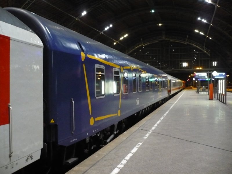 Der  Groe Wagen , eingereiht im CNL 458 Prag-Zrich. Der Wagen verkehrt fr die Česk drhy (CD).
Leipzig Hbf; 19.02.2009