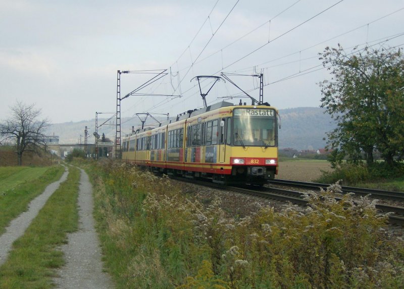 Der GT8-100C Triebwagen 832 der AVG am 22.10.07 zwischen Malsch und Muggensturm.