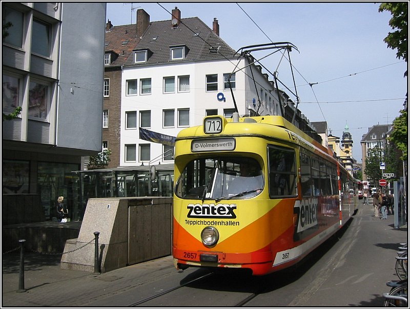 Der GT8-Triebwagen 2657 der Rheinbahn aus dem Jahr 1969 ist am 21.04.2007 auf der Linie 712 unterwegs und hat gerade die Haltestelle Heinrich-Heine-Allee in der Altstadt verlassen.