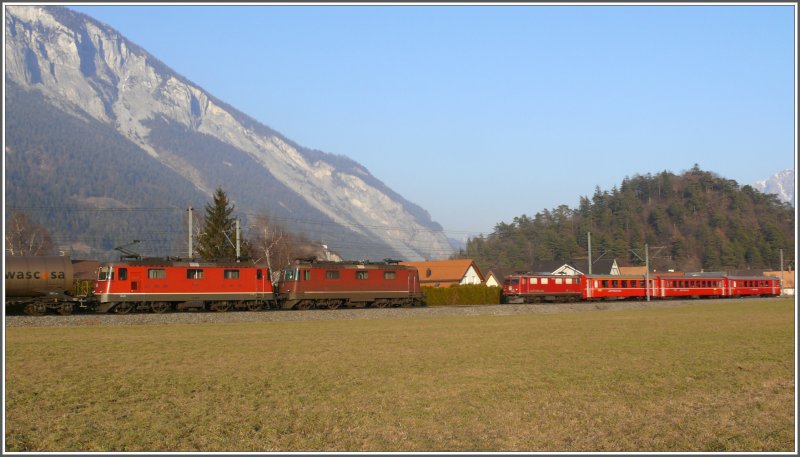 Der Gterzug aus Ems Werk mit Re 4/4 II 11189 und 11308 kreuzt den Regio nach Thusis mit Ge 4/4 I 610  Viamala . Auch in die Gegenrichtung fhrt die fhrende Re 4/4 II 11189 wieder mit gesenkten Stromabnehmern. (25.01.2008)