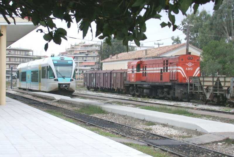 Der GTW 2/6 4409 und die ALCO Diesellok der BR91 warten in Pirgos bis sie gebraucht werden. (30.10.2006)