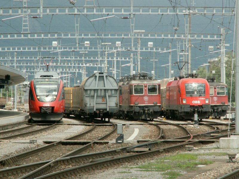 Der Gterwagen passt zwar nicht so ganz in die  Parade .Ich habe noch die Zeit erlebt,als hier die  grnen Krokodile  rangierten.Lange ist`s her,leider habe ich keine Dias mehr davon.Buchs/SG 08.07.09