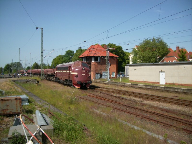 Der Gterzug fhrt in den Bahnhof Grimmen ein. Er kommt aus Grimmen Schtzenplatz. Erst nach der Abfahrt der OLA nach Stralsund konnte die Einfahrt erfolgen. Die Schranken unmittelbar hinterm Stellwerk waren so etwa 15 Minuten geschlossen und es entwickelte sich an ansehnlicher (Straen)Verkehrsstau.