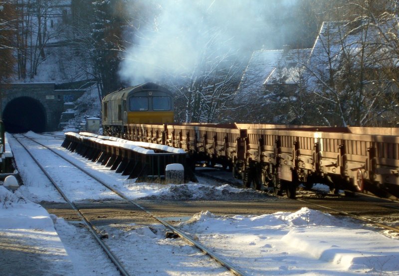 Der Gterzug mit Class 66 berquert am 9.1.09 in Arnsberg die Ruhr und fhrt gleich in den Schlobergtunnel ein.