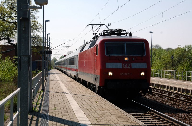 Der Gz blieb stehen und schon kam 120 145 mit dem IC durch Burgkemnitz Richtung Berlin gefahren.