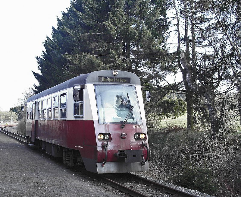 Der  Halberstdter  Triebwagen 187 018-7 steht am 14.04.2009 im Bahnhof Stiege.