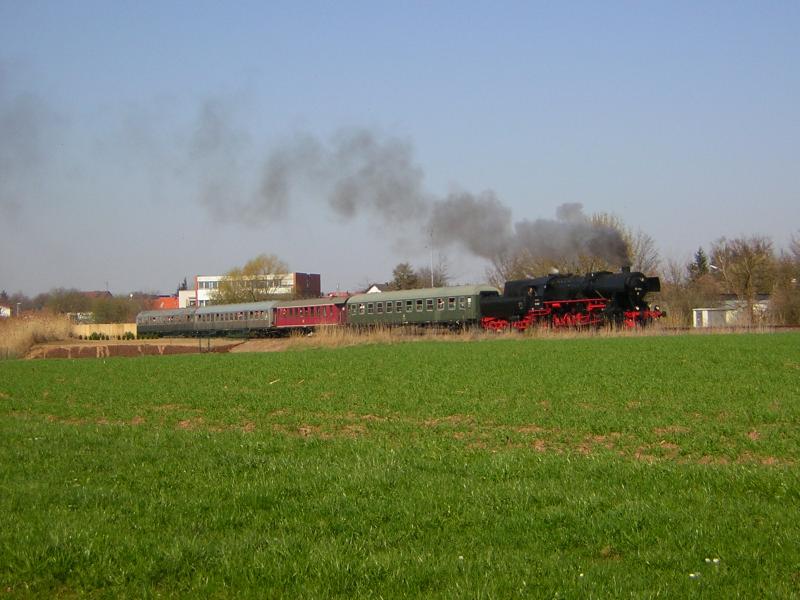 Der Haltepunkt Offenthal der Dreieichbahn von Dreieich nach Dieburg war durch das hohe Schilf gar nicht zu erkennen, als 52 4867 am 03.04.2005 mit einem Sonderzug anllich des 100jhrigen Bestehens der Dreieichbahn mchtig qualmend in Richtung Dieburg ausfuhr.