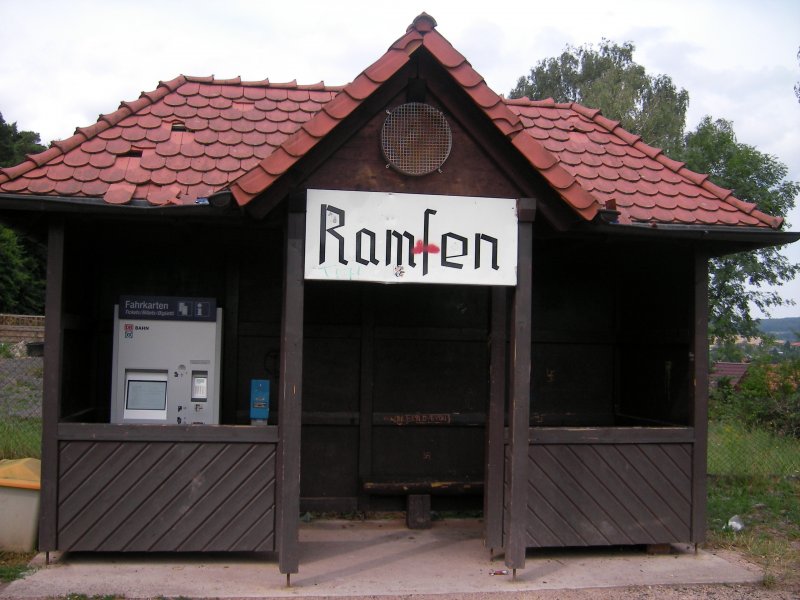 Der Haltepunkt Ramsen, im Donnersbergkreis, hat eine HOLZ-Schutzhtte mit Fahrkartenautomat. Der Fahrkartenautomat ist inzwischen auf Grund des Lichteinfalls um 45 gedreht.