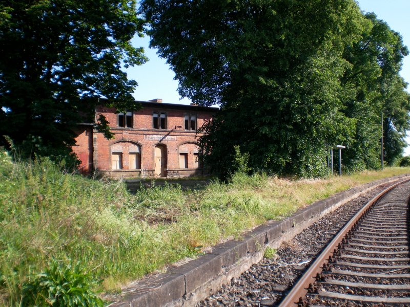 Der Haltepunkt Reinsdorf an der Unstrutbahnseite sieht nach der Einstellung des Verkehrs mehr als verlassen aus....03.06.2008