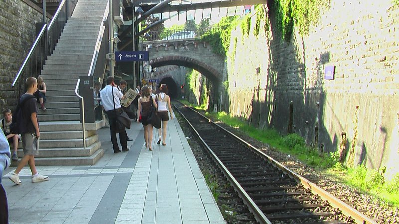 Der Haltepunkt berlingen liegt zwischen dem berlinger West-Tunnel (948 m) und dem berlinger Ost-Tunnel (615 m). Er liegt einige Meter unterhalb der Strae und kann daher nur ber Treppen und einen Aufzug erreich werden. Wirkt etwas S-Bahn hnlich das ganze. Hier halten die RegioShuttle als RB und die BR 611 Triebwagen als IRE Zge.