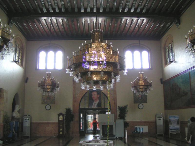 Der Hauptbahnhof von Aleppo brigens auch ``Bagdad Bahnhof`` genannt. Zu sehen ist die Haupthalle des Bahnhofes, welches vom osmanischen Reiches 1908 mit deutschem know-how, besonders ppig und gro gebaut wurde. 1993 wurde der Bahnhof vollstndig neu renoviert. (Aleppo am 05.03.2005)