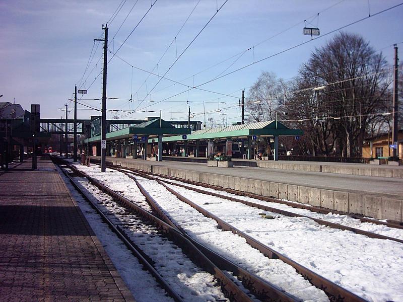 Der Hauptbahnhof Bregenz am 3.2.04 mit Blick von Gleis 1 auf die Gleise 2,3,4 und 5
