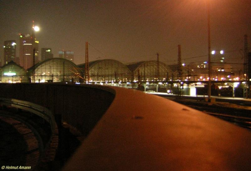 Der Hauptbahnhof von Frankfurt am Main am 14.01.2006 bei Vollmond,
aufgenommen durch Auflegen der Kamera auf ein Gelnder.
Da ich kein Stativ dabei hatte, das Motiv aber reizvoll 
fand, habe ich das Experiment gewagt, das Ergebnis ist 
besser, als ich dachte.
