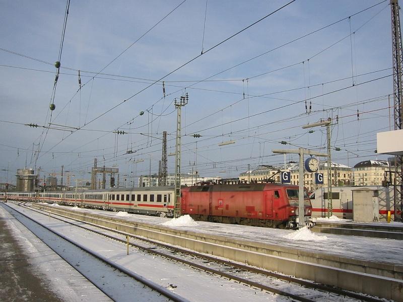 Der Hauptbahnhof Mnchen zeigt sich am Vormittag des 19.12.2005 leicht verschneit. im Bild auch ein einfahrende IC mit einer 120er.