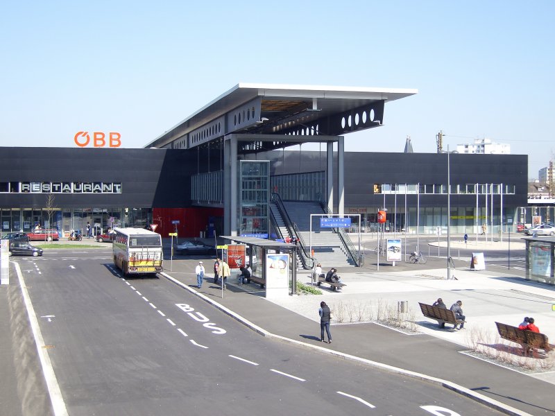 Der Hauptbahnhof Wels, vormittags, in schnstem Sonnenschein.
Lediglich die Stelle auf der Unterseite des Vordaches, wo Kyrill Platten weggerissen hatte, ist noch ein Makel. Bisher sind nur die Beschdigungen unter der linken Fensterreihe repariert worden. (Stand Mrz 2007) [02.04.07]
