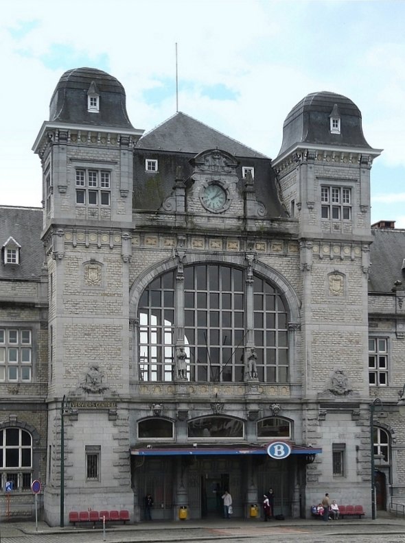 Der Haupteingang zum Bahnhof Verviers Central fotografiert am 12.07.08. Dieser Sattelbahnhof wurde 1925 von Emile Burguet gebaut und 1930 erffnet. Er gehrt zu den schnsten Bahnhfen Belgiens. (Jeanny)
