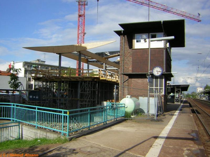 Der Hausbahnsteig und das Stellwerk des Bahnhofes Rsselsheim mit der Dachkonstruktion des im Bau befindlichen neuen Bahnhofsgebudes, am 08.05.2005 aufgenommen.