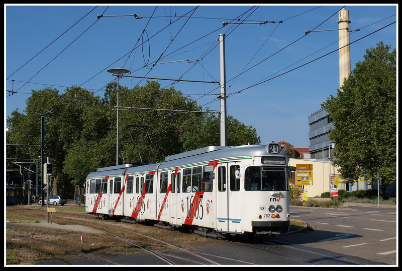 Der Heidelberger Gt8 am Morgen des 7.9.2009 an der Haltestelle Stadtbcherei auf der Linie 21.