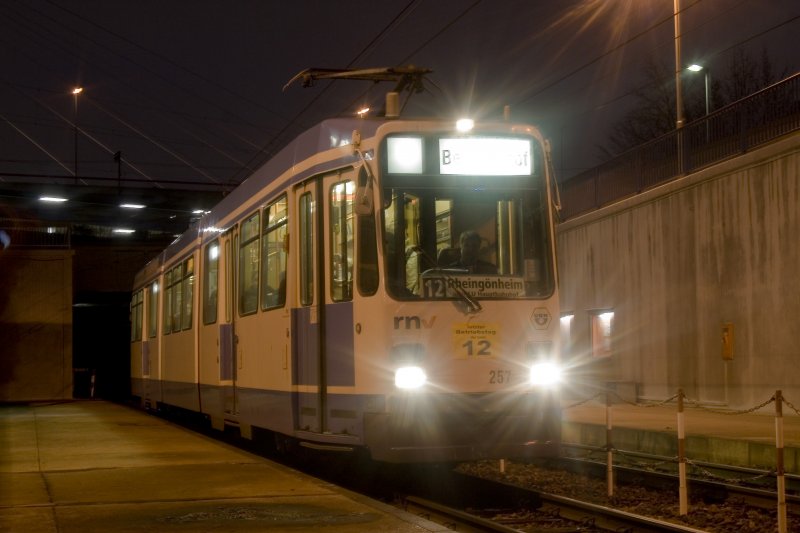Der Heidelberger Tw 257 durfte auch mal richtig Stadtbahn fahren - so wie heute in Ludwigshafen. Er fuhr planm�sig(!) auf der Linie 12.