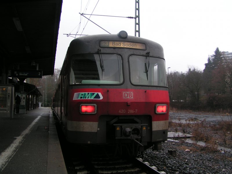 Der heilige ET420 286-7 in seinem Stammgebiet von Bad Soden nach Darmstadt unterwegs hat der bei Regen heftigst geschleudert. Einfach cooles Fahrgefhl