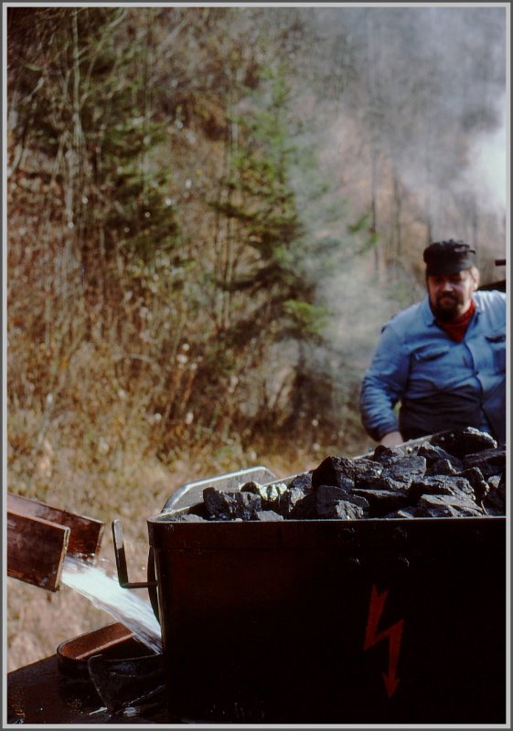 Der Heizer berwacht den Wasserfluss. (Archiv 10/78)