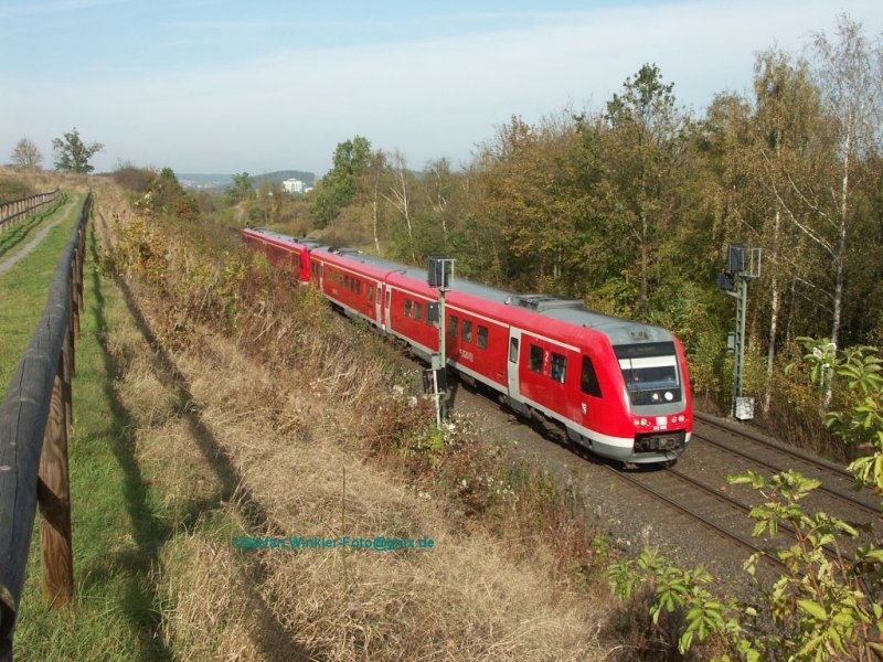 Der Herbst kommt langsam auch ins bayerische Vogtland. Ein 612 als SAFRAN-Express bei Erreichen des Hofer Stadtgebietes. Frher war rechts der Blick frei auf die Stadt mit Rathaus uns Kirchen... Oktober 2009.