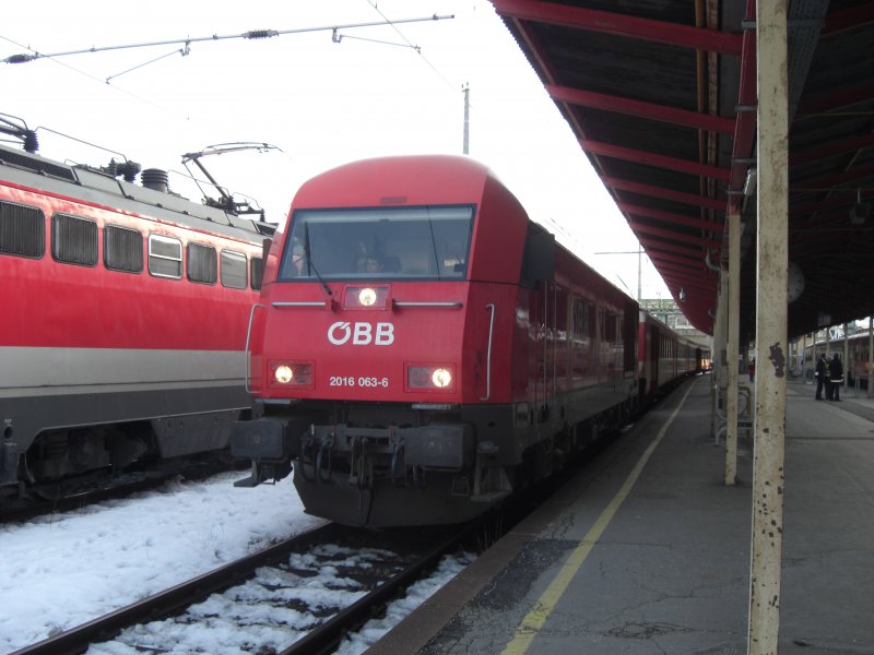 Der  Herkules  2016 063-6 am 25. Februar im Salzburger Hauptbahnhof
kurz vor der Abfahrt.