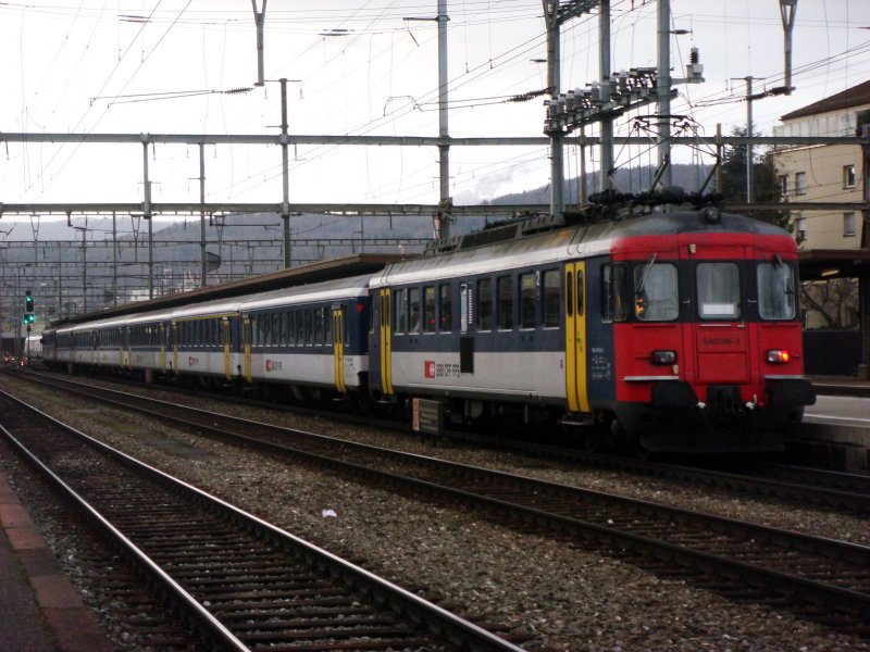Der heutige Arbeiter-Pullmann mit zwei RBe 4/4 als S nach Koblenz am 27.02.2008 beim Halt in Dietikon.