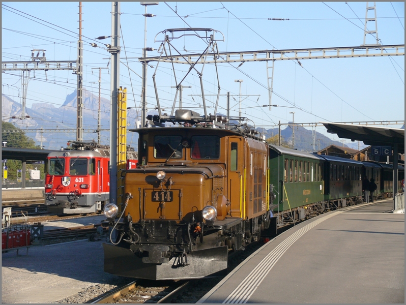 Der heutige Dampfzug fuhr elektrisch, weil wegen der Waldbrandgefahr der Kanton ein Fahrverbot fr Dampflokomotiven verhngte. Aber auch die Ge 6/6 I 414 macht sich gut vor der historischen RhB Komposition.  Hier zeigt sie sich kurz vor der Abfahrt in Landquart neben der Ge 4/4 II 631  Untervaz . (04.10.2009)