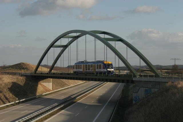Der HEX (HarzElbeExpress) berquert die B6n kurz vor dem Gleisdreieck Blankenburg/Harz; 14.01.07