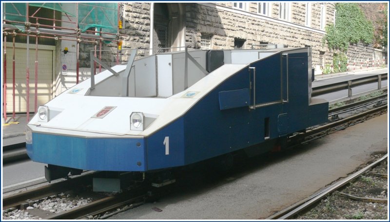 Der Hilfswagen wird vom Tramfhrer ferngesteuert, manchmal fhrt aber auch ein Bediensteter auf dem Gefhrt mit. (07.06.2009)
