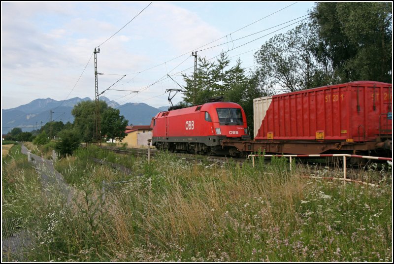 Der Himmel heller wurde fhrt die Villacher 1116 159 mit einem KLV-Zug am Haken Richtung Kufstein. (29.06.07