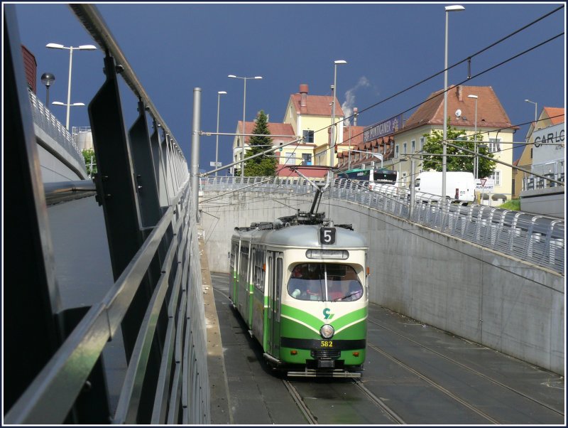 Der Himmel ist schwarz, die Sonne scheint, Ziel erreicht. Wagen 582 zwischen den Haltestellen Brauhaus Puntigam und Puntigam. Diese neue Unterf�hrung f�hrt unter der Triesterstrasse und dem Bahnhof Puntigam direkt in die Endstation mit integriertem Busbahnhof. (15.05.2008)