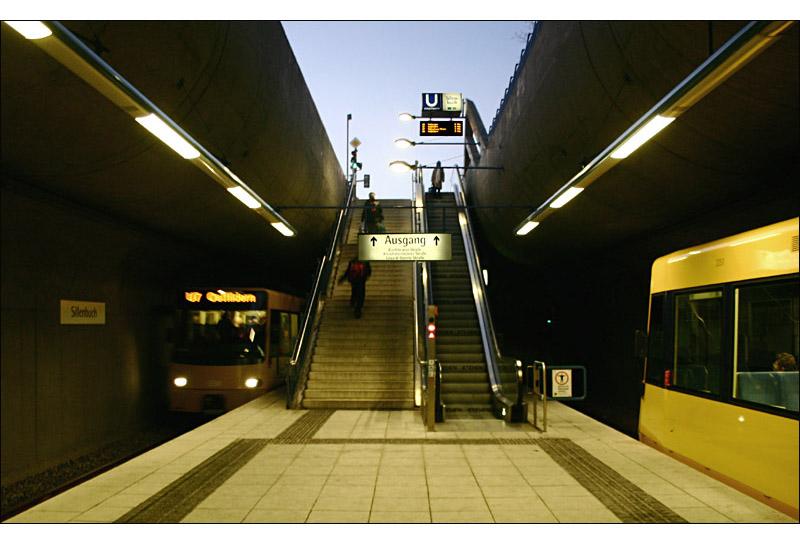 Der Himmel über der Untergrundstation - 

Stadtbahn-Haltestelle Sillenbuch. 

19.01.2006 (M)