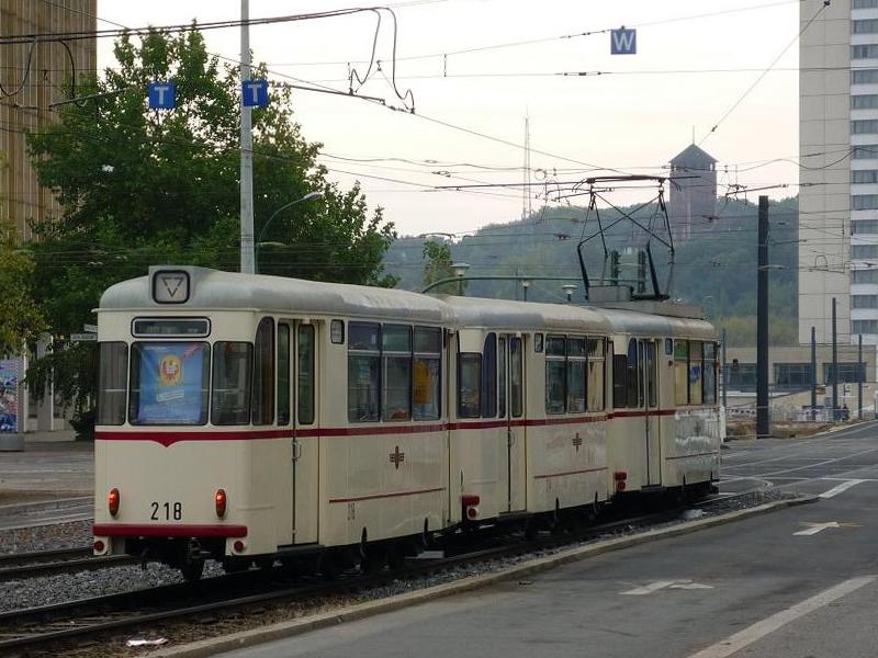 Der historische Dreiwagenzug 109/214/218 verl�sst den Platz der Einheit in Richtung Hauptbahnhof. Der Turm im Hintergrund geh�rt zum Brandenburgischen Landtag. Potsdam, 2009-10-03.