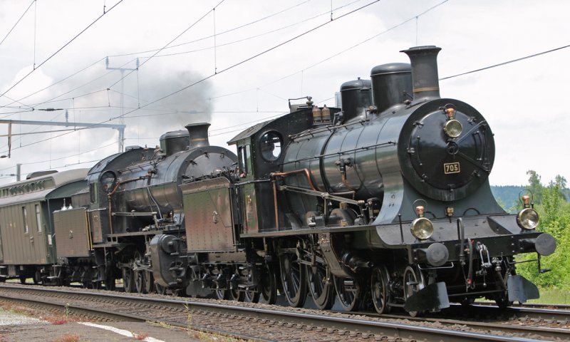 Der historische Extrazug mit den Dampflokomotiven C 5/6 und A 3/5 in Doppeltraktion und 1. 2. und 3.-Klasswagen auf der berfhrungs-Fahrt nach Erstfeld 31.Mai 2007
