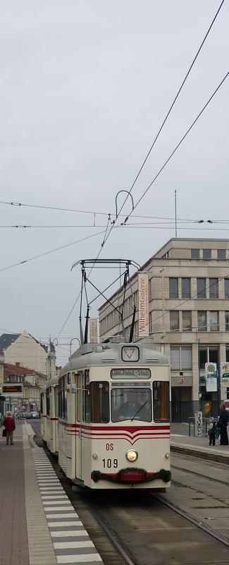 Der historische Gotha-Dreiwagenzug 109/214/218 fhrt in Richtung Potsdam Stadt ... h ... Hauptbahnhof. Gemeinsam mit 177 pendelt er zwischen Hauptbahnhof und Kastanienallee als Wiesen-Express. Potsdam, 2009-10-03.